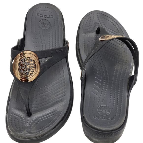 Crocs Sandals Womens 11 Black Capri V Flip Flop Gold Emblem Summer Beachwear - Picture 1 of 10